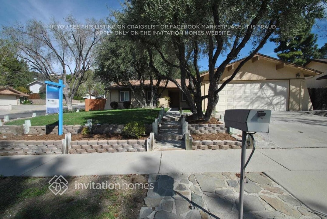 23637 Canerwell St in Santa Clarita, CA - Foto de edificio