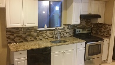 124 bluebird drive, Unit 3D in Hillsborough, NJ - Building Photo - Building Photo