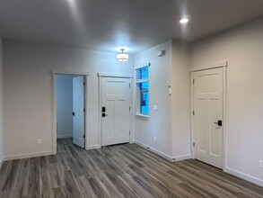 823 SE 5th St in Bend, OR - Foto de edificio - Building Photo