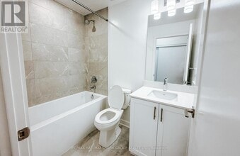 705 Davis Dr in Newmarket, ON - Building Photo - Building Photo