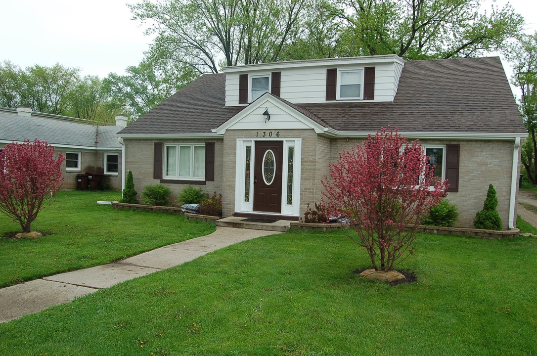 1306 N Front St in McHenry, IL - Foto de edificio