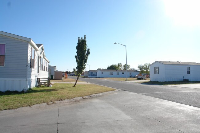 Stonegate MHP in Wichita, KS - Foto de edificio - Building Photo