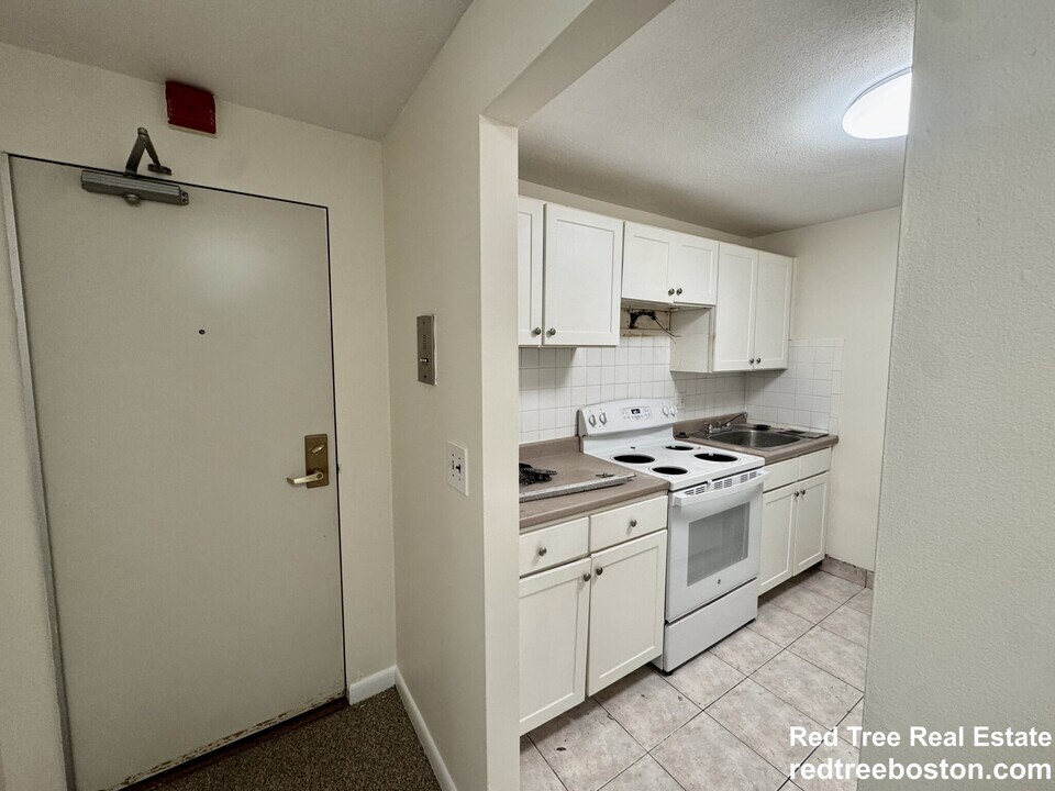 16 Whites Ave, Unit 25 in Watertown, MA - Building Photo