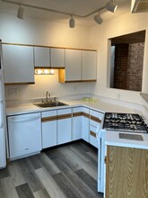916 N Church St, Unit Upper Apt. in Rockford, IL - Building Photo - Building Photo