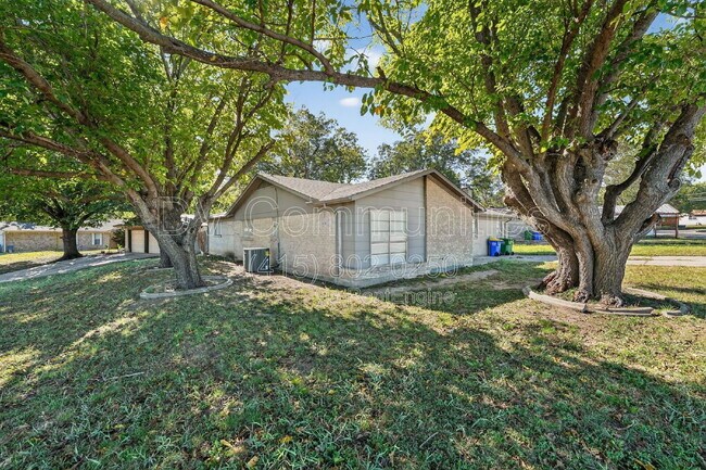 936 N Las Vegas Trail in White Settlement, TX - Building Photo - Building Photo