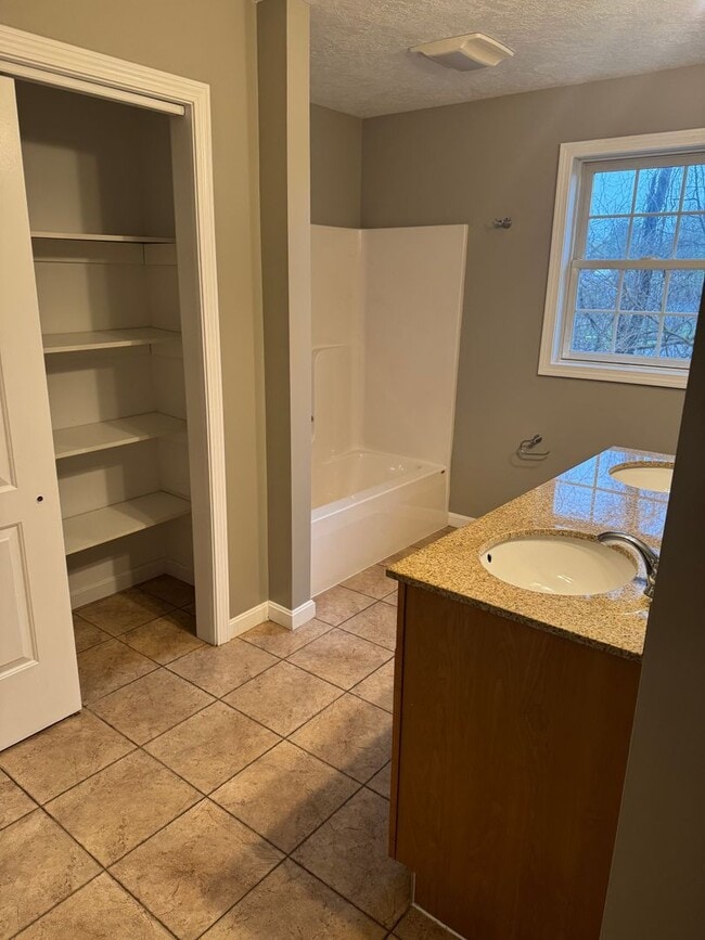 13-15 Westwood Dr in Springfield, MA - Building Photo - Building Photo