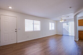 3385 Cheyenne Gardens Way in N Las Vegas, NV - Foto de edificio - Building Photo