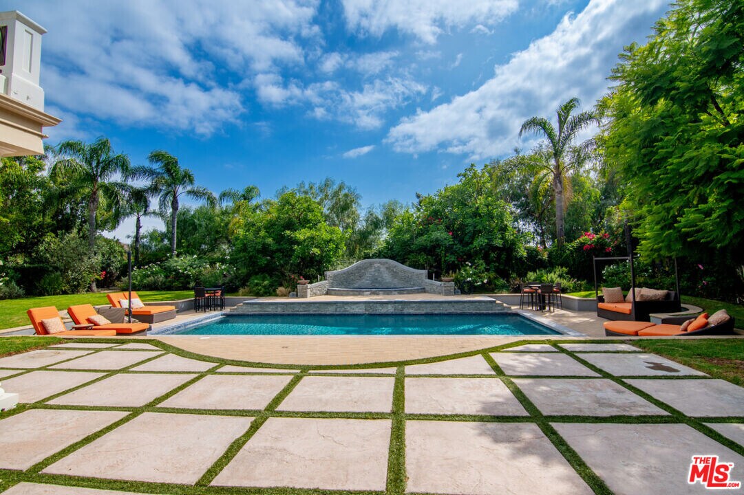 25522 Colette Way in Calabasas, CA - Building Photo