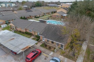 3340 Burke Rd in Pasadena, TX - Foto de edificio - Building Photo