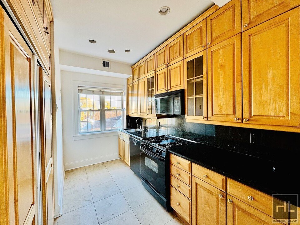 31-12 45th St-Unit -3 in Queens, NY - Building Photo