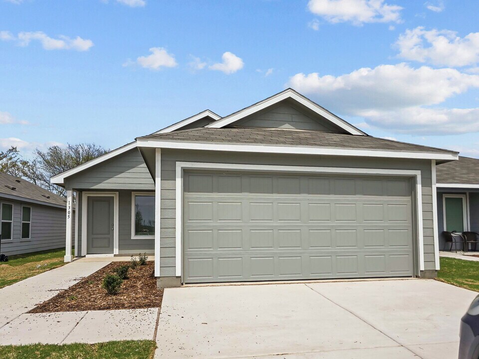 1305 Salton Ln in Tom Bean, TX - Building Photo