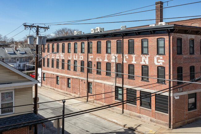 548 Roosevelt Ave in Central Falls, RI - Foto de edificio - Building Photo