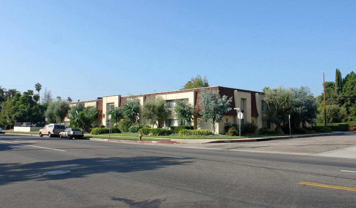 5851 Hazeltine Ave in Van Nuys, CA - Foto de edificio