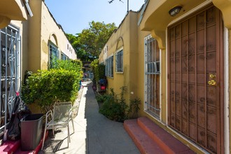 2615 S Bronson Ave in Los Angeles, CA - Building Photo - Building Photo