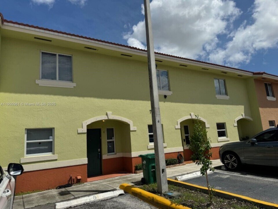 7965 NW 8th St, Unit 6 in Miami, FL - Building Photo