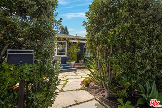 1070 Amoroso Pl in Los Angeles, CA - Building Photo - Building Photo