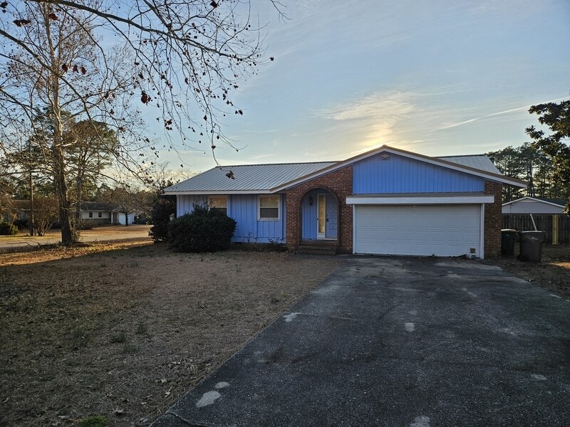 5845 Hunting Ridge Rd in Hope Mills, NC - Foto de edificio