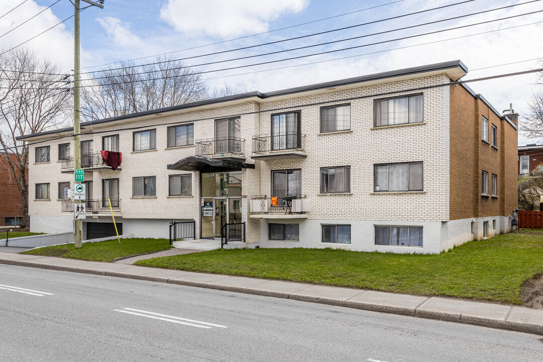 2020 De La Côte-Vertu Boul in Montréal, QC - Building Photo