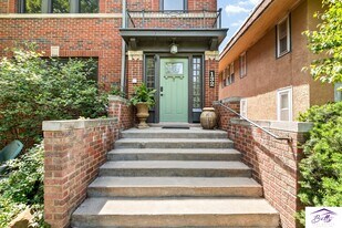 132 N 33rd St in Omaha, NE - Building Photo