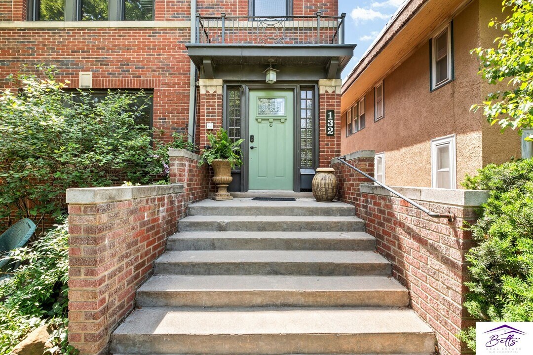 132 N 33rd St in Omaha, NE - Foto de edificio