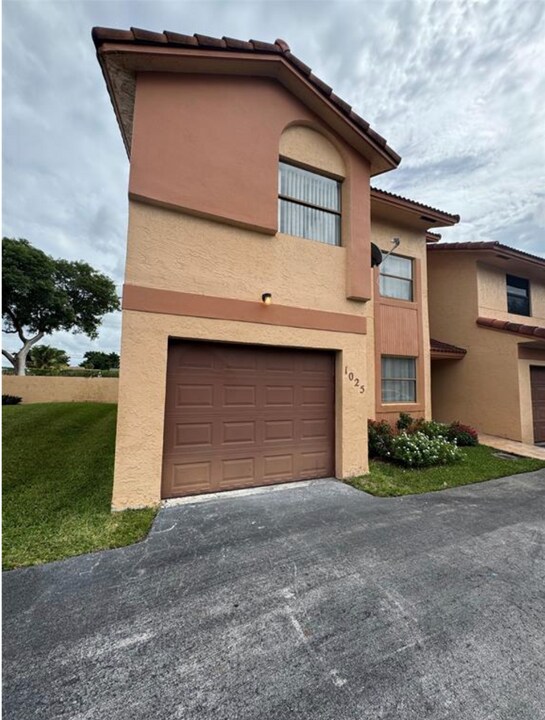 1025 SW 112th Terrace in Miramar, FL - Foto de edificio