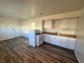 2457-2461 Pierpont Blvd in Ventura, CA - Building Photo - Building Photo