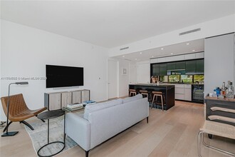 300 Collins Ave in Miami Beach, FL - Building Photo - Building Photo