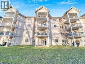 40 Adams Ln in Lasalle, ON - Building Photo