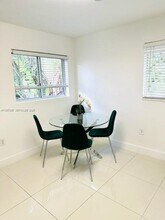 1030 NE 80th St in Miami, FL - Foto de edificio - Building Photo