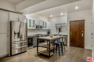 5016 Bakman Ave in Los Angeles, CA - Building Photo - Building Photo