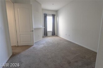 68 E Serene Ave in Las Vegas, NV - Foto de edificio - Building Photo
