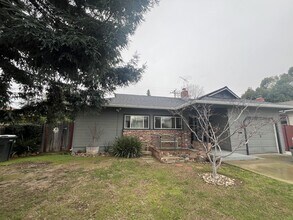 2217 Madera Rd in Sacramento, CA - Building Photo - Building Photo