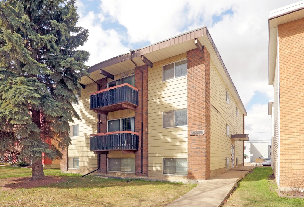 10626 113th St NW in Edmonton, AB - Building Photo