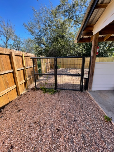 1406 Blair St in Gonzales, TX - Foto de edificio - Building Photo