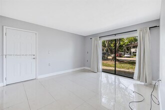 7010 NW 179th St in Hialeah, FL - Building Photo - Building Photo