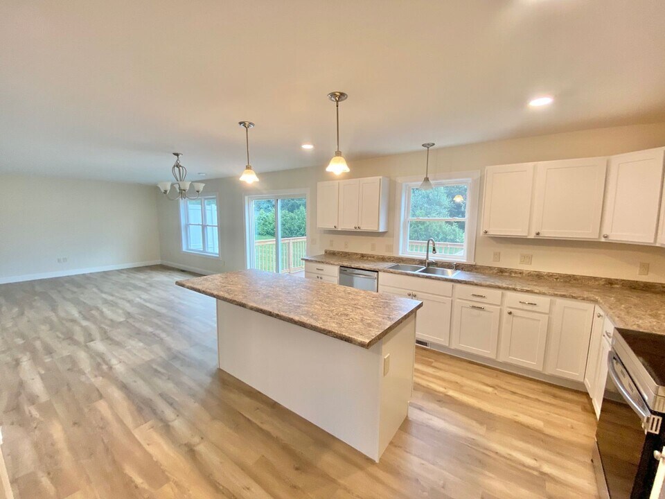 18 Chase Ct in Essex Junction, VT - Building Photo