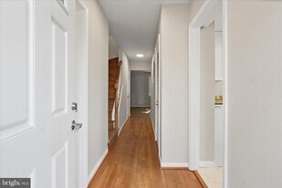 10439 Courthouse Dr in Fairfax, VA - Building Photo