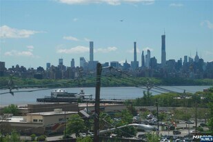 154 Undercliff Ave, Unit 1 in Edgewater, NJ - Building Photo