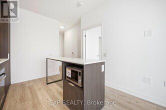 395 Square One Dr in Mississauga, ON - Building Photo - Building Photo