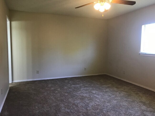 6810 Cape Meadow Dr in Converse, TX - Foto de edificio - Building Photo