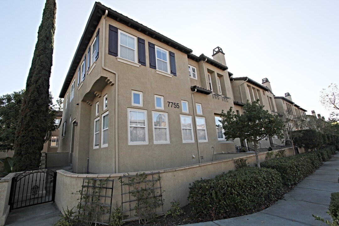 7755 Via Montebello in San Diego, CA - Foto de edificio