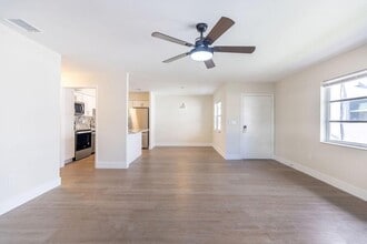 114 S Lakeside Dr, Unit 116 in Lake Worth Beach, FL - Foto de edificio - Building Photo