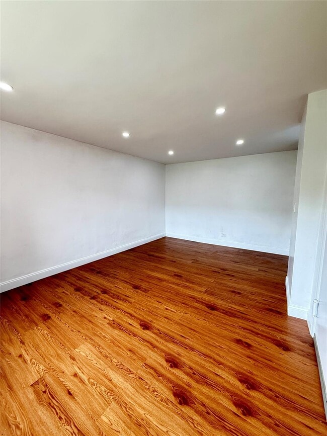 6604 Grand Central Pkwy in Queens, NY - Building Photo - Building Photo