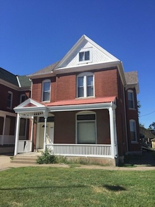 1615 Broadway St-Unit -1615 Broadway Apt #2 in Quincy, IL - Building Photo
