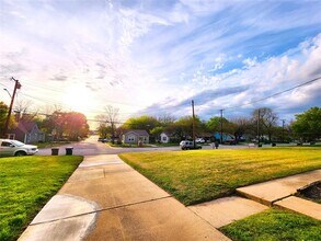 2202 Bolivar St in Denton, TX - Building Photo - Building Photo