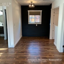 450 G St in Jacksonville, OR - Foto de edificio - Building Photo