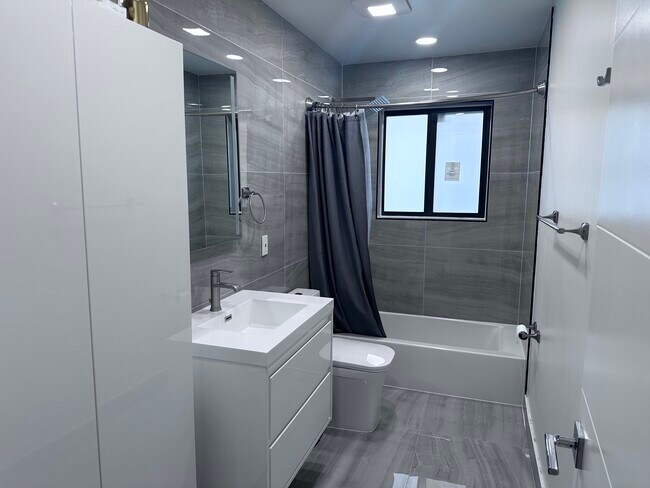 2525 NE 214th St in Miami, FL - Building Photo - Building Photo