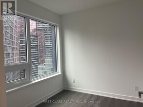 8 Wellesley St W in Toronto, ON - Building Photo - Building Photo