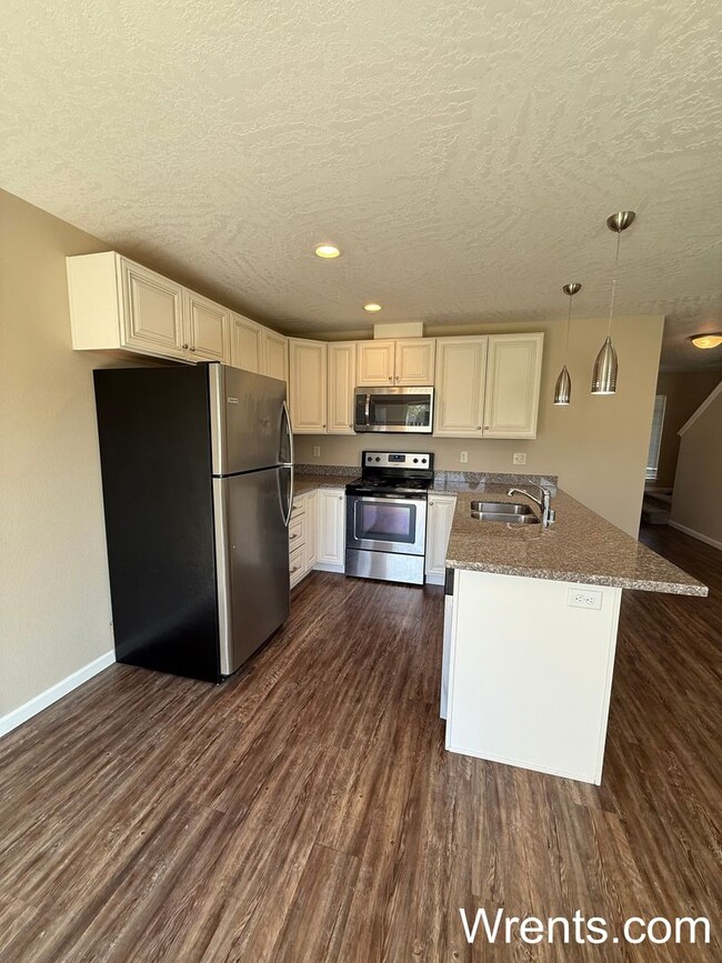 property at 10419-10421 E Maxwell Ave