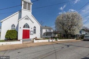 413 S Lawrence St in Charles Town, WV - Building Photo